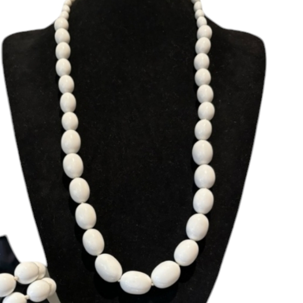 Vintage Trifari white necklace